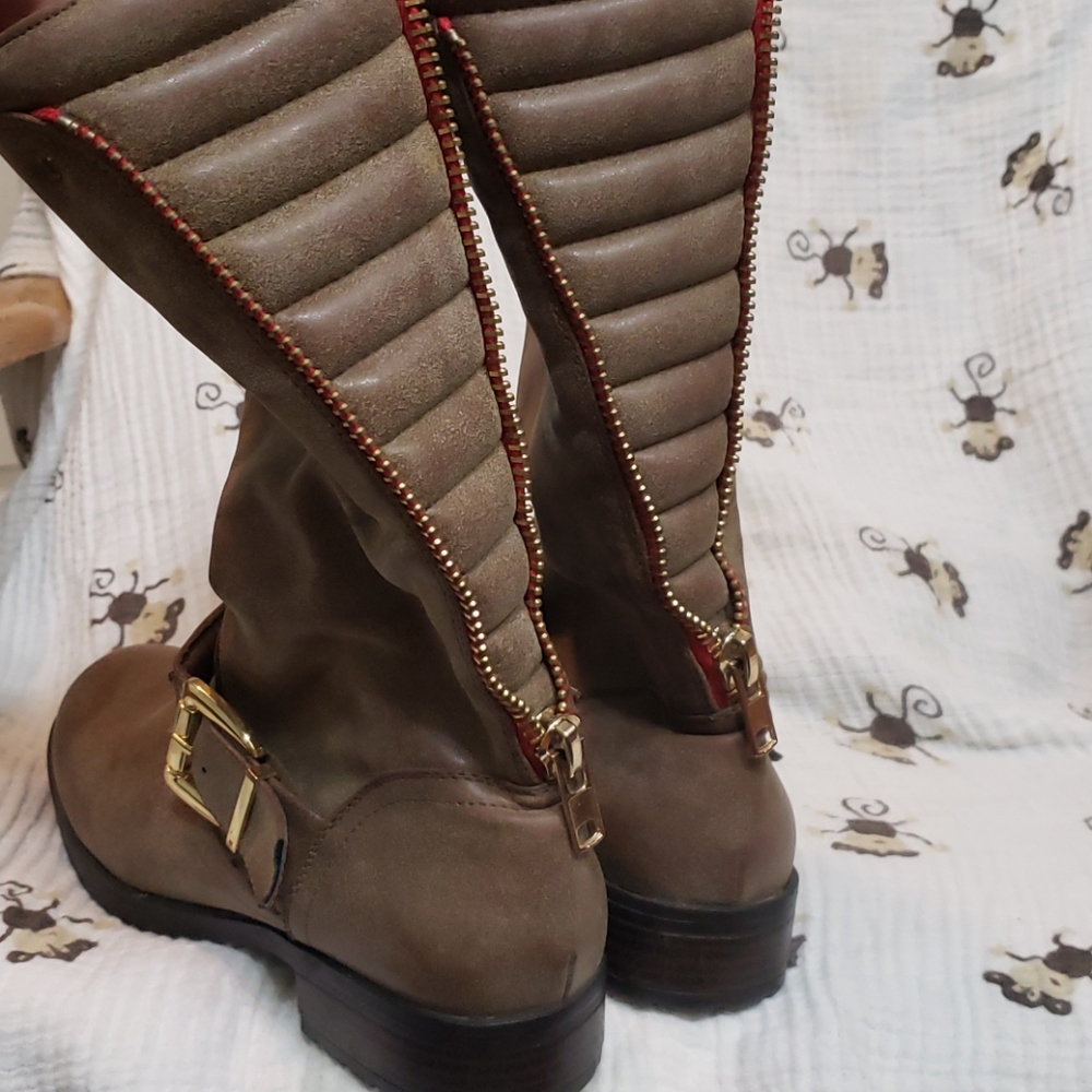 Boots - Picture 2 of 5